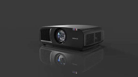 12000-lumen DLP 4K-projector met korte werp voor grote openluchtcinema's