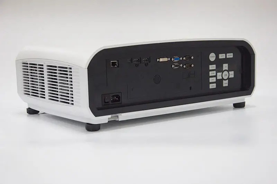 12000-lumen DLP 4K-projector met korte werp voor grote openluchtcinema's